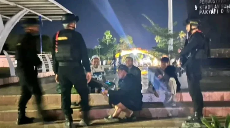 Jaga Ruang Publik Tetap Aman, Brimob Patroli Taman Kota Tolitoli
