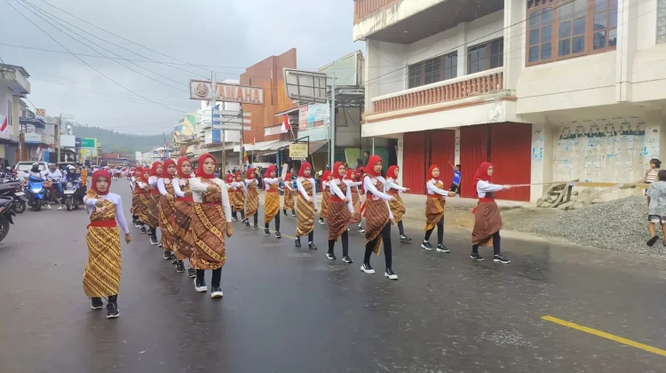 SDN 4 Tolitoli Tampil Beda di lomba Gerak Jalan HUT RI Dengan Sentuhan Kain Batik