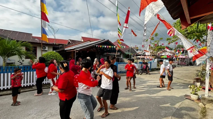 Semarak HUT RI ke-81, Perumahan Guru Lorong Pelangi Disulap Jadi Kampung Merah Putih
