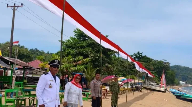 Bendera 81 Meter Warnai HUT RI ke-81 di Pantai Batu Bangga