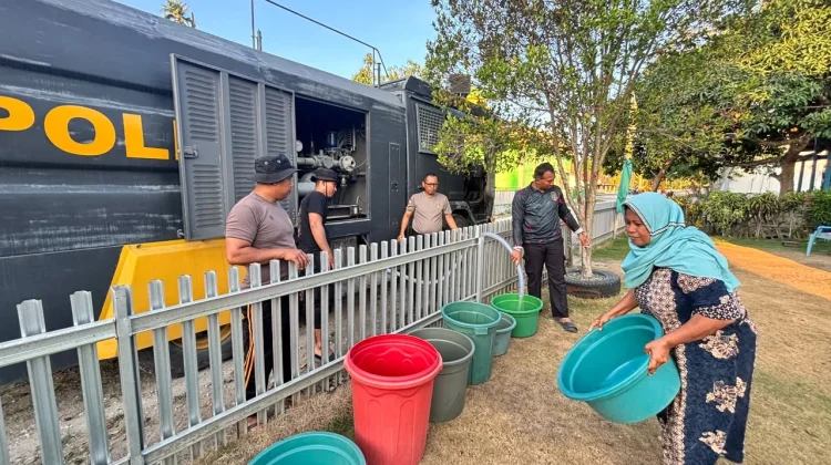 Polres Buol Salurkan 5.000 Liter Air Bersih ke Warga