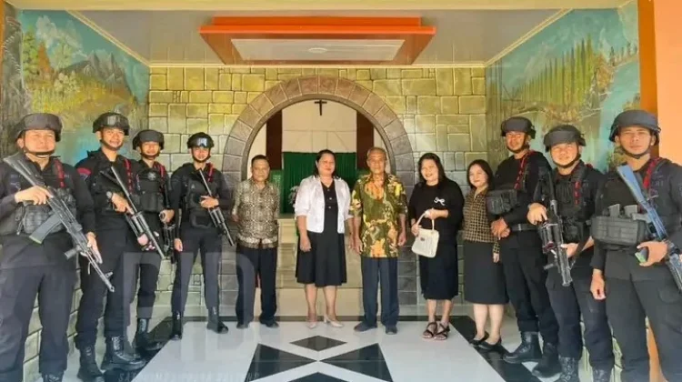 Patroli Religi Brimob Jaga Ibadah Minggu Jemaat di Tolitoli