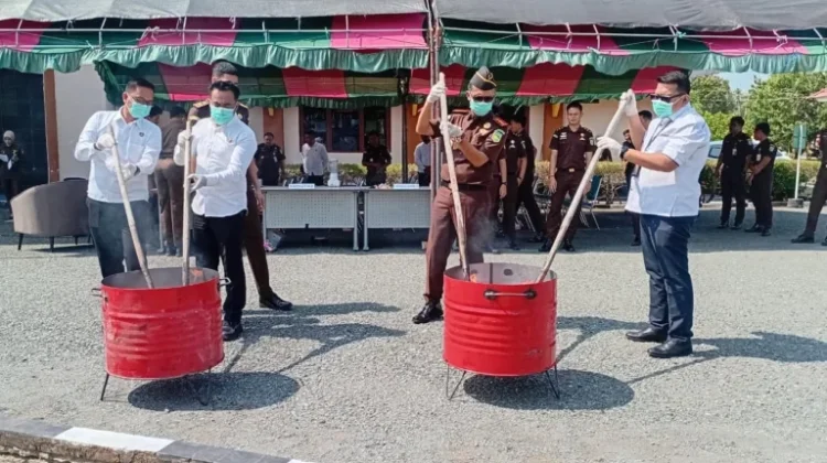 Kejari Buol Musnahkan Barang Bukti dari 27 Perkara Inkracht