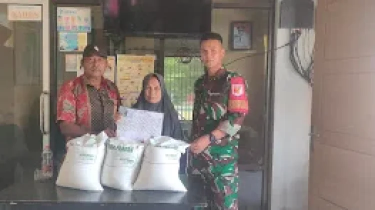 Jaga Ketertiban, Babinsa Dampingi Penyaluran Beras di Bajugan
