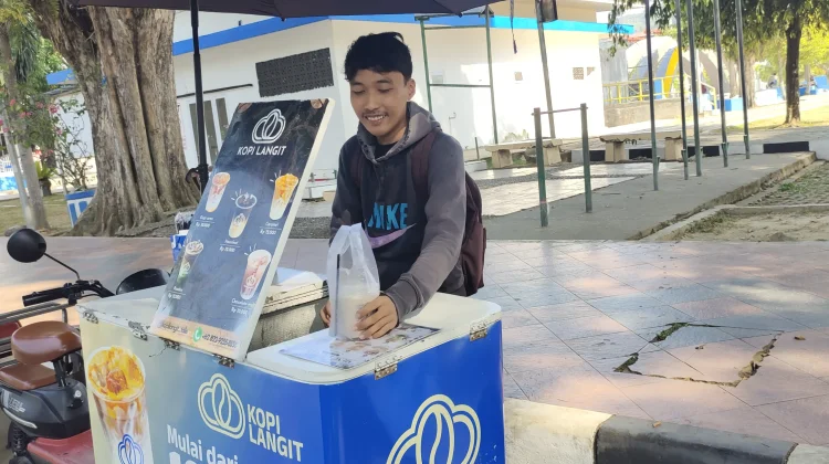 Lulus Sekolah, Arif Pilih Jualan Kopi Bantu Keluarga