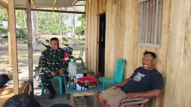 Jaga Desa Lonu dari Karhutla, Babinsa Ingatkan Bahaya Api