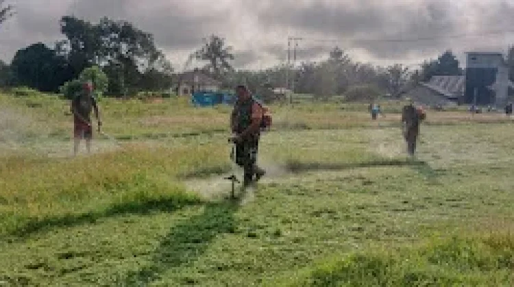 Bersama Warga, Babinsa Bersihkan Lapangan Desa Pinamula Baru