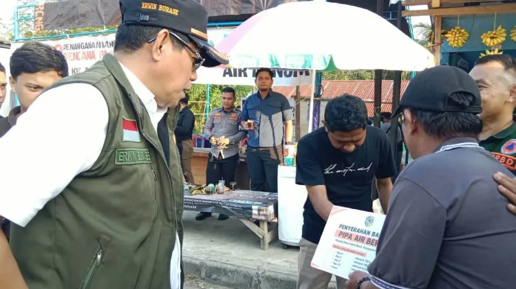 Pemkab Parimo Salurkan Bantuan Air Bersih untuk Warga Toboli Barat