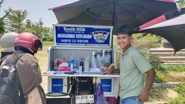 Remaja Tolitoli Pilih Berjualan Minuman untuk Bantu Keluarga