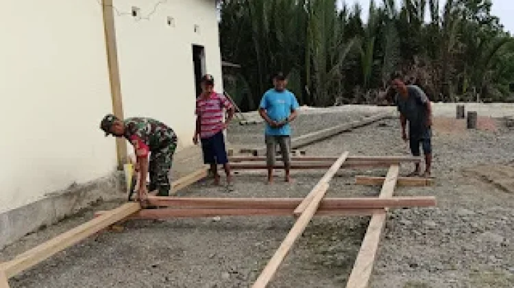 Bahu-Membahu Bersama Warga, Babinsa Bangun Rumah Panggung di Buol