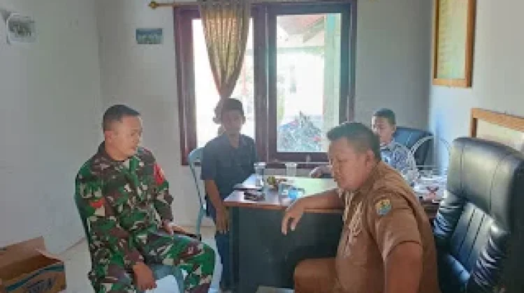 Jaga Kondusivitas, Babinsa Komsos Bersama Aparat Desa Pomayagon