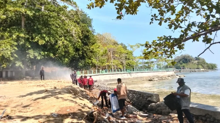 Sambut HUT ke-81 TNI AL, Lanal Bersihkan Pantai Sabang