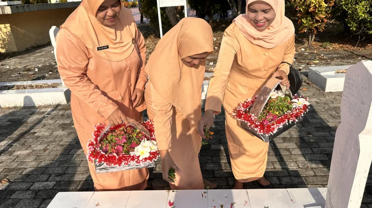 DWP RRI Tolitoli Tabur Bunga di TMP Peringati Hari Radio ke-81