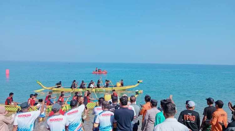 Tujuh Tim Ramaikan Lomba Dayung Perahu Naga di Tolitoli