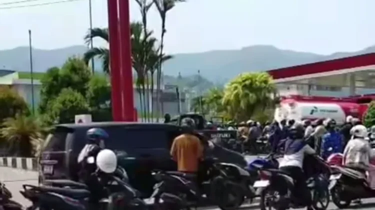 Antrean Panjang SPBU Tolitoli Jadi Perhatian Masyarakat