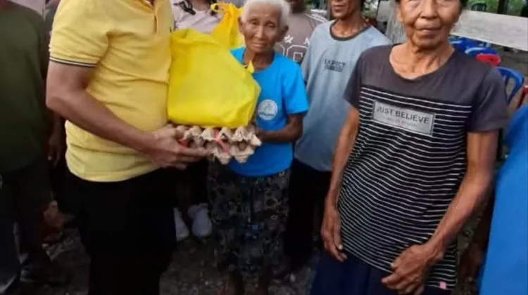 Pemkab Parimo Salurkan Bantuan untuk 95 KK Terdampak Banjir