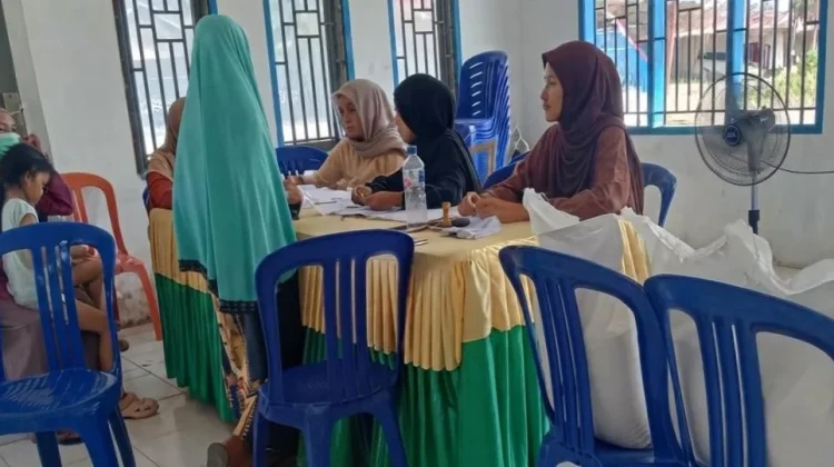 Pemdes Lampasio Salurkan 13.680 Kg Beras untuk 456 KK