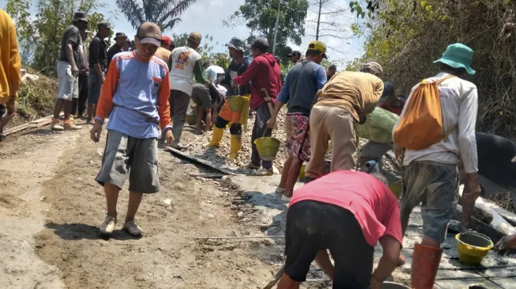 Warga Oyom Swadaya Perbaiki Jalan Desa yang Rusak di Lampasio