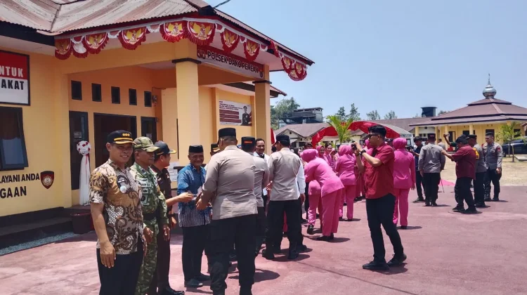 Kapolda Sulteng Serahkan 50 Paket Sembako di Dako Pemean
