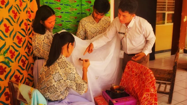 Hari Batik Nasional, SMAN 1 Tolitoli Kenalkan Praktik Membatik