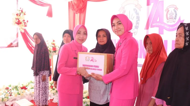 Bhayangkari Peduli Salurkan Bansos untuk Lansia di Tolitoli