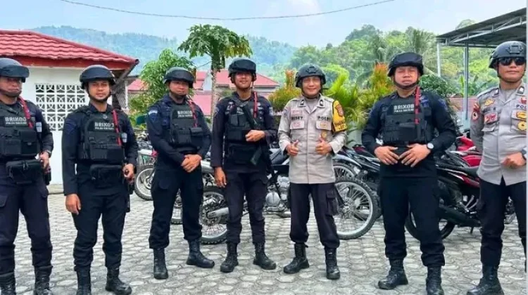 Menjaga Kekhusyukan Ibadah, Satbrimob Patroli Gereja di Baolan