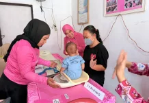 Antusias Ibu Periksakan Kesehatan Anak di Posyandu saat Ramadhan