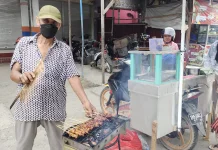 Sate Pak Wahono Laris Manis di Ramadhan