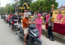 Pererat Silaturahmi  Polsek Baolan dan Bhayangkari Gelar Bagi Takjil