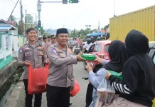 Polres Buol Bagikan Takjil Berbuka Puasa di Tugu Leok