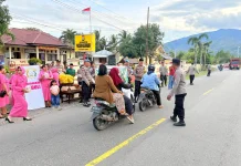 Polsek Kasimbar Gelar Aksi Berbagi 150 Takjil Kepada Masyarakat