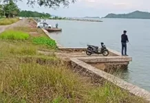 Menunggu Magrib, Warga Tolitoli Mancing Dipantai Gaukan