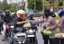 Polwan Polda Sulteng Berbagi Takjil Ramadan
