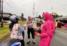 Polsek Bokat Bagikan Puluhan Paket Takjil Bagi Masyarakat