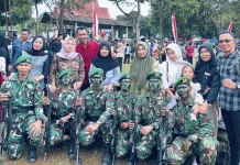 Antusiasme orang tua menghadiri acara pembaretan anaknya sebagai anggota TNI AD