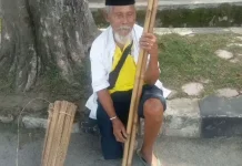 Opa Jambu, Penjual Sapu Lidi Bertongkat Tetap Semangat Berpuasa