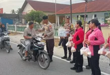 Polsek Torue Berbagi Takjil Ramadan kepada Pengendara