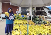 Keteguhan Ibu Kasma Jual Buah Demi Keluarga di Bulan Ramadan