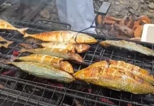 Menjelang Berbuka, Warga Tolitoli Berburu Ikan Bakar Favorit.