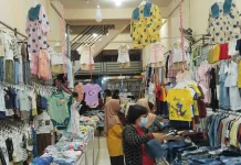Sepekan Jelang Lebaran, Warga Serbu Toko Pakaian Anak