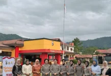 Raih Berkah Ramadhan, Polwan Polres Tolitoli Berbagi Takjil