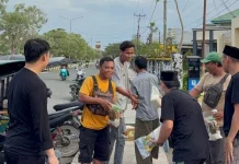 AFKAB Buol Bagi-bagi Takjil di Tugu Leok II dan Salurkan Sembako untuk Warga