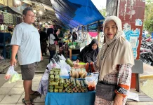 Ibu Sunarti pedagang di pasar Susumbolan banjir orderan burasa jelang Idul Fitri