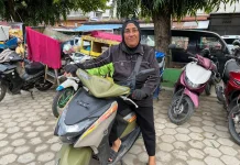 Perjuangan Ibu Tujuh Anak Jadi Tukang Ojek