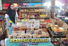 Nurlia sudah delapan tahun berjualan rempah/ bumbu siap pakai