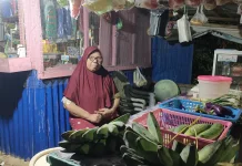 Ibu Salmawati membuka warung kelontong membantu perekonomian keluarga