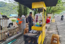Penjual Buroncong Keliling yang Bertahan di Tengah Penertiban