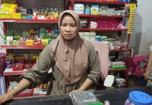 Hj.Mariam sukses mengelola warung di Basidondo