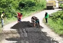 Warga dan Pemdes Lomuli Bersatu Tambal Jalan Berlubang