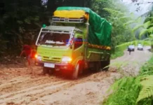 Jalan Gunung Tinombala “Pasir Putih” Berlumpur